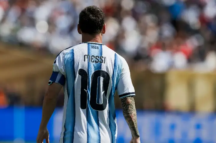 Por que nenhum jogador da Argentina vai usar a camisa 10 de Messi nos próximos dois amistosos?