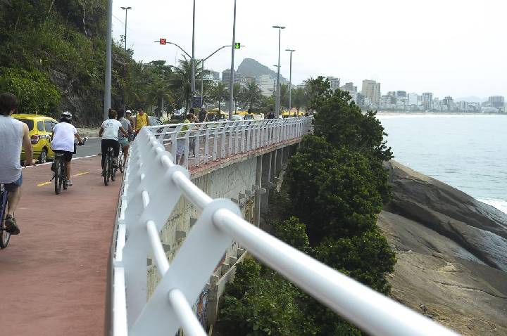 Prefeitura do Rio fecha Ciclovia Tim Maia após ondas de 2 metros