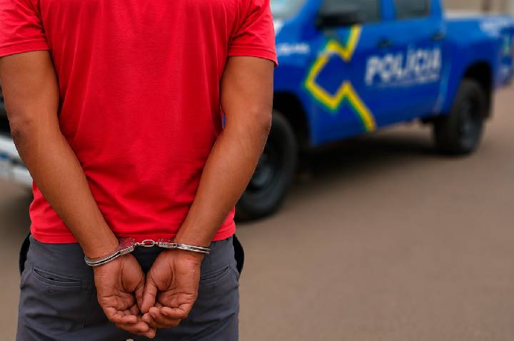PRESIDENTE MÉDICI – POLÍCIA MILITAR CUMPRE MANDADO DE PRISÃO DURANTE ABORDAGEM DE ROTINA