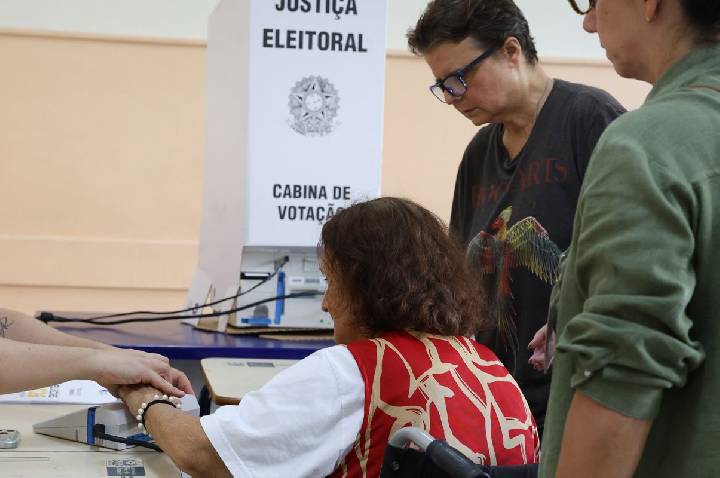 Primeiro turno contou com 43% mais eleitores de ao menos 70 anos