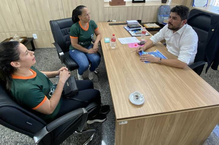 Projeto FAV busca apoio do deputado Jean Mendonça para ampliar ações no voleibol em Rondônia