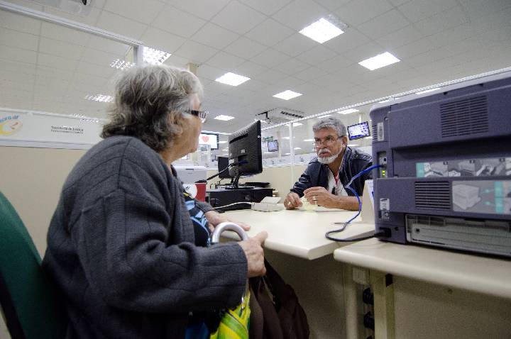 Projeto obriga órgãos públicos a criar espaços específicos para atender idosos