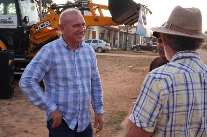Recurso de Ezequiel Neiva assegura retroescavadeira para o distrito de Estrela Azul, em Machadinho do Oeste
