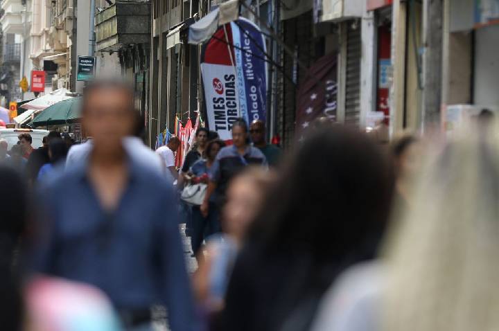 Taxa de desemprego de pretos é 55% maior que a de brancos, revela IBGE