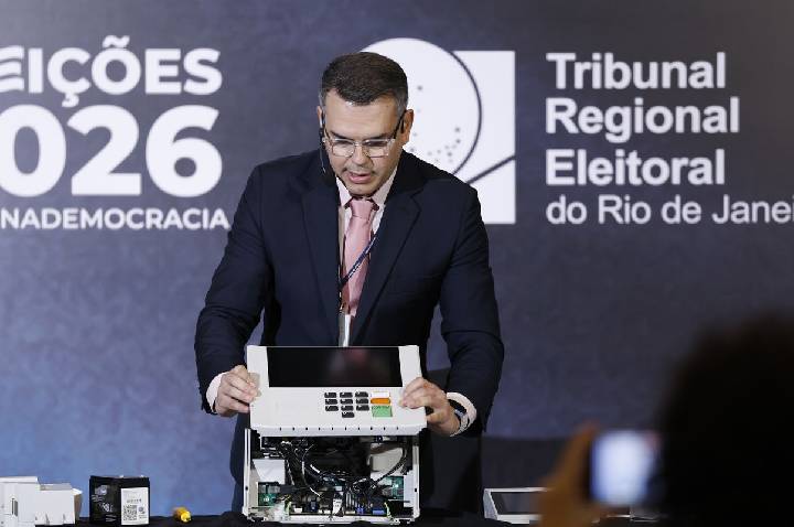 TRE-RJ abre urna para o público e defende segurança do voto eletrônico