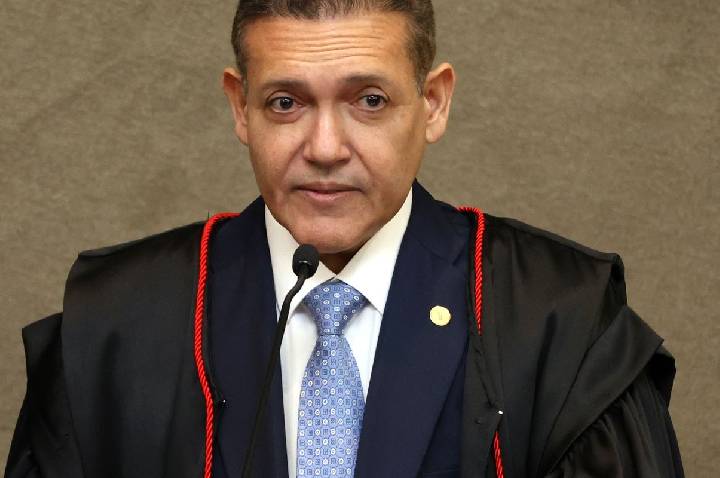 TSE atende Flávio e manda suspender canal do whatsapp Exército do Lula