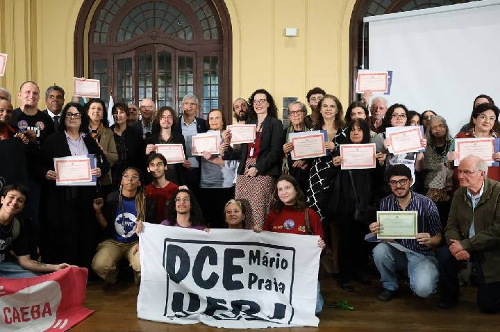 UFRJ homenageia vítimas da ditadura com diplomas póstumos