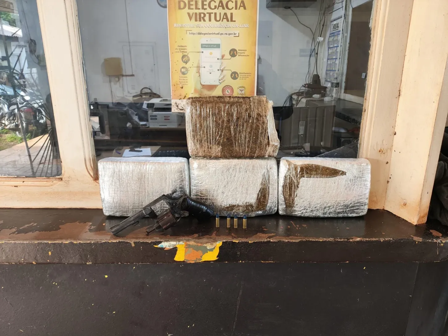 Dois homens são presos com drogas e arma durante operação Protetor das Fronteiras