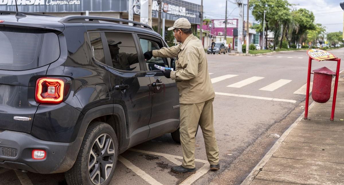 Prefeitura realiza distribuição de materiais explicativos sobre os cuidados para evitar a dengue, zika e Chikungunya