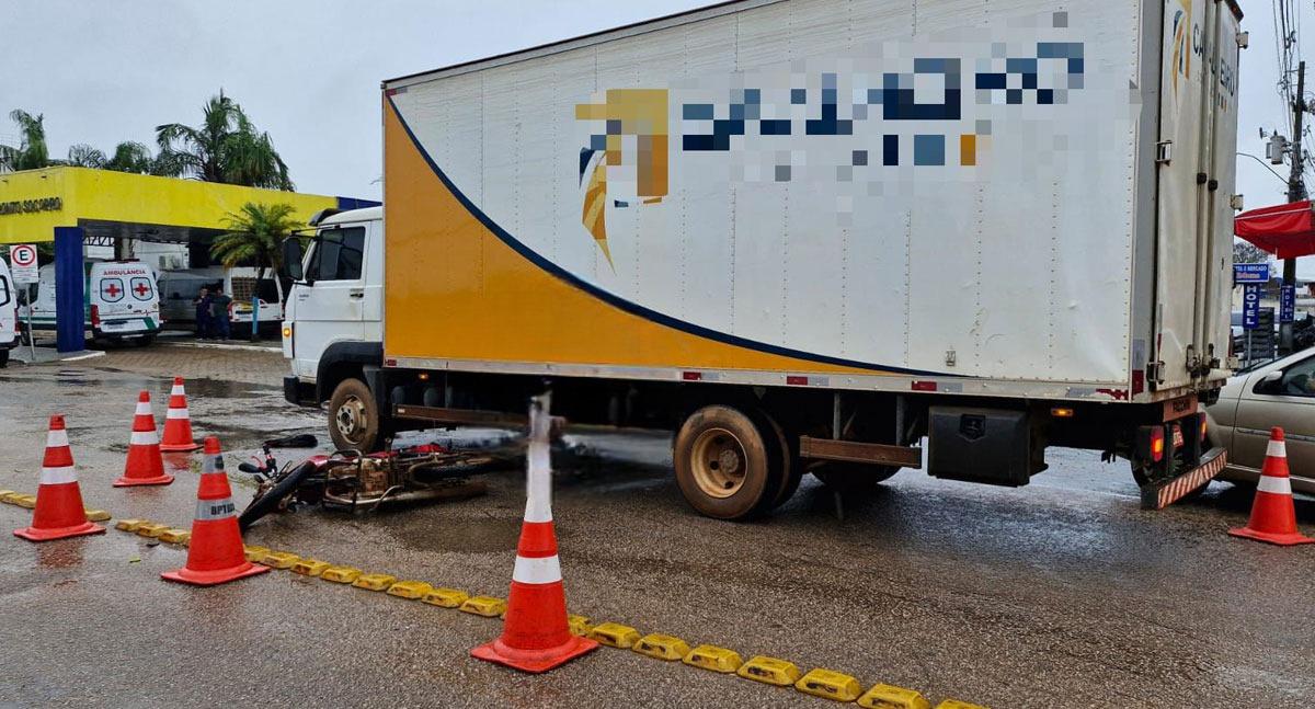 Motociclista é atropelado por caminhão em acidente na zona sul de Porto Velho