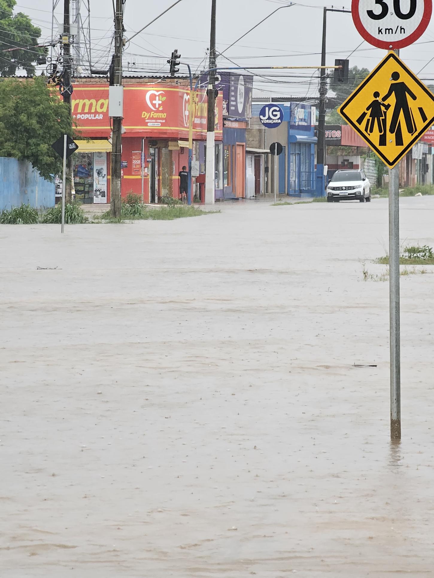 Enquanto a população nada na lama o prefeito nada nas palavras