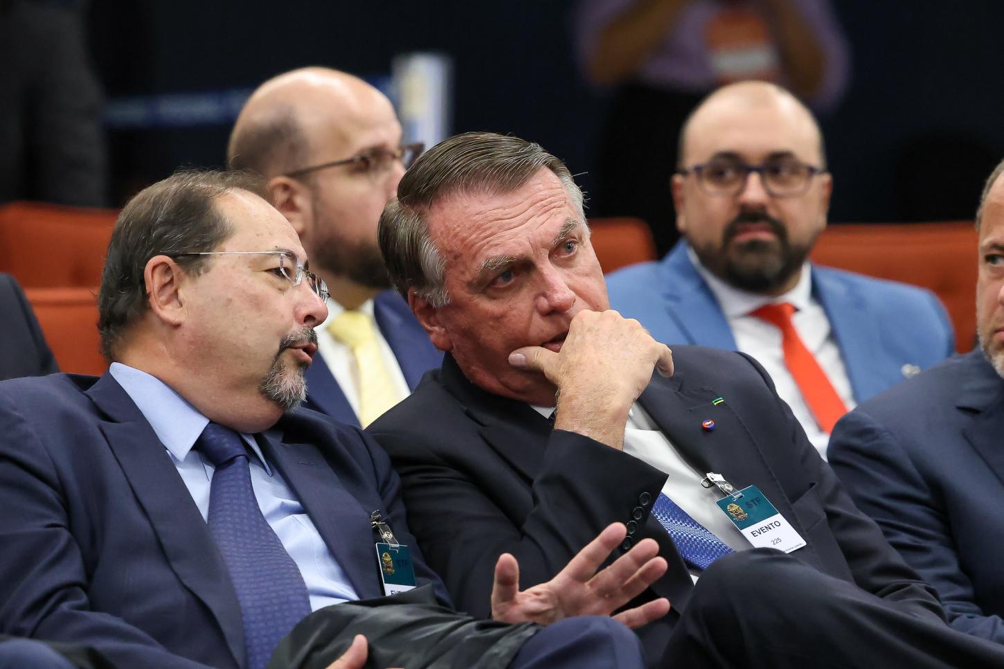 Temendo ser envenenado, Bolsonaro se recusa a beber água do STF