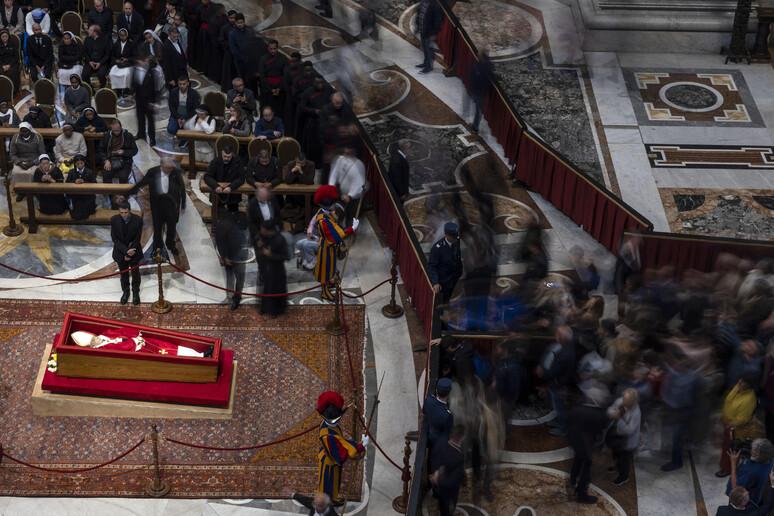 Cerca de 50 mil pessoas já se despediram do papa Francisco na Basílica de São Pedro