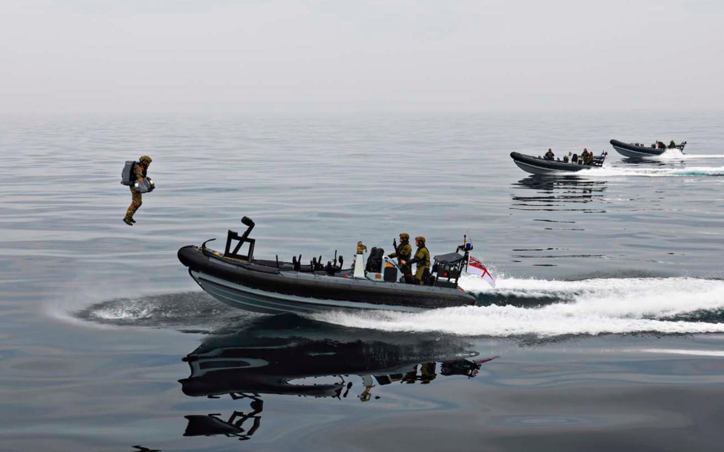 Fuzileiros britânicos testam jet packs em operação no Canal da Mancha