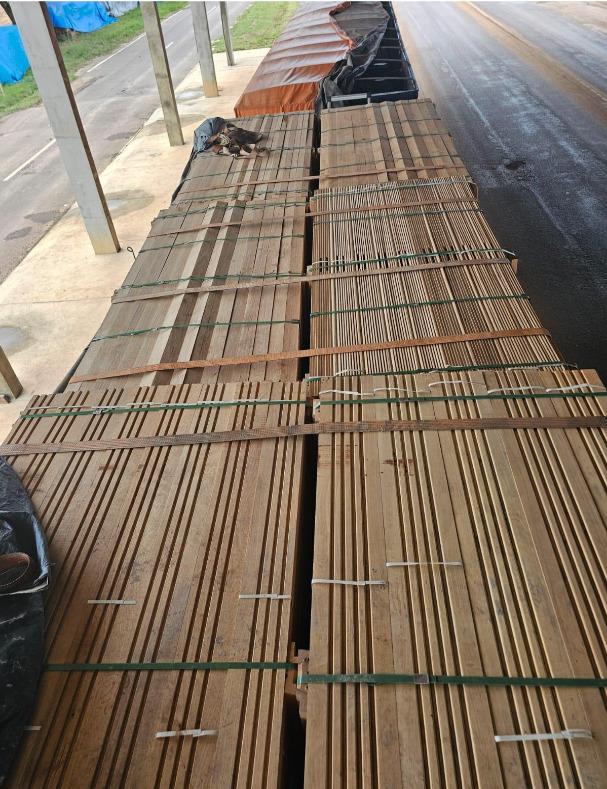 PRF identifica irregularidades em transporte de madeira e apreende carga em Ariquemes