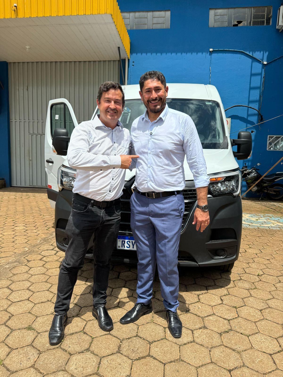 Van fruto de emenda do Vereador Márcio Pacele é entregue à comunidade da Ponta do Abunã