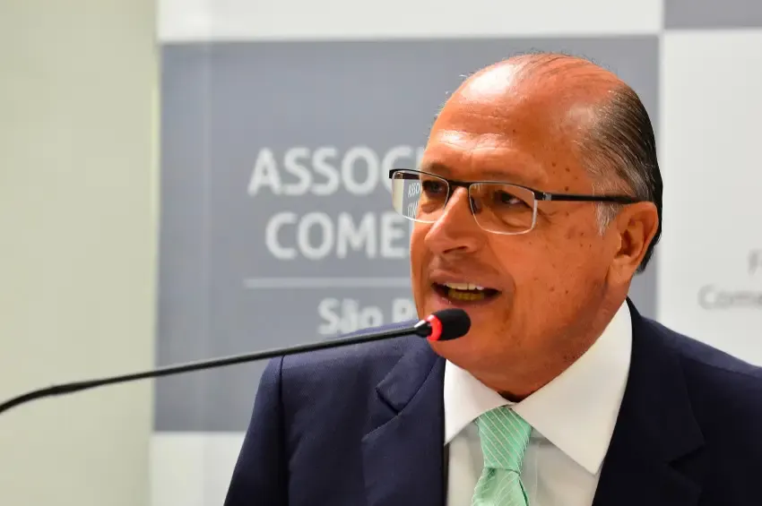 Alckmin sente mal-estar e passa por exames em Brasília