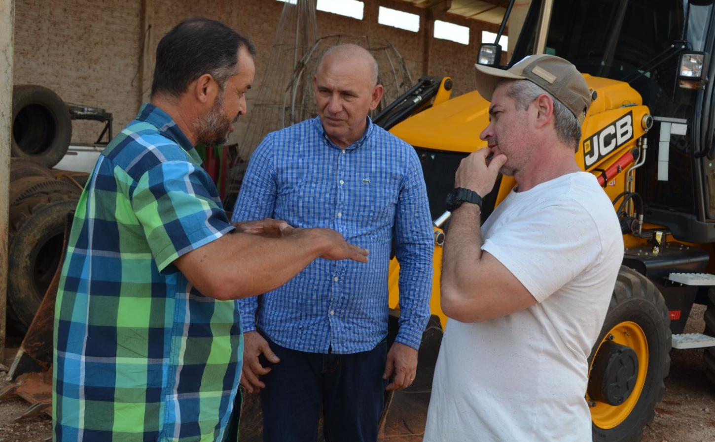 Alta Floresta D’Oeste recebe retroescavadeira após articulação do deputado Ezequiel Neiva