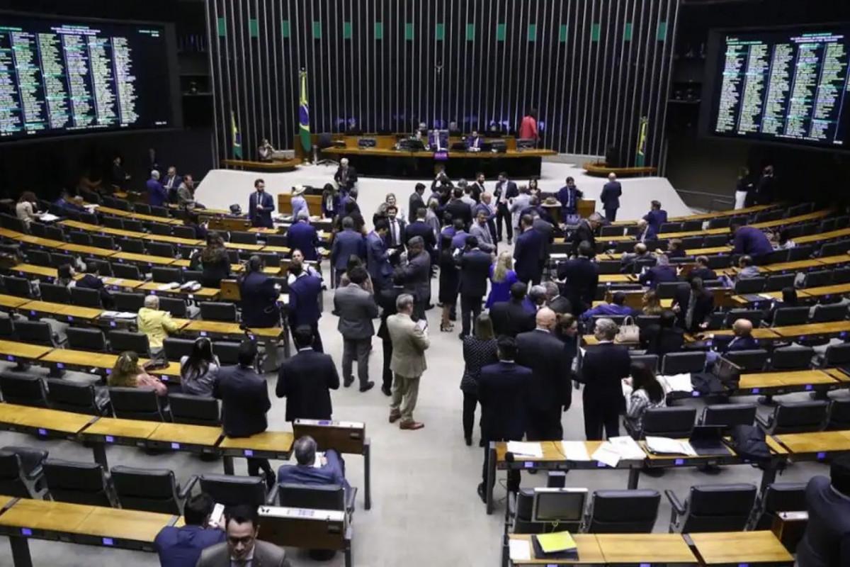 Câmara aprova projeto que reajusta salários de servidores públicos