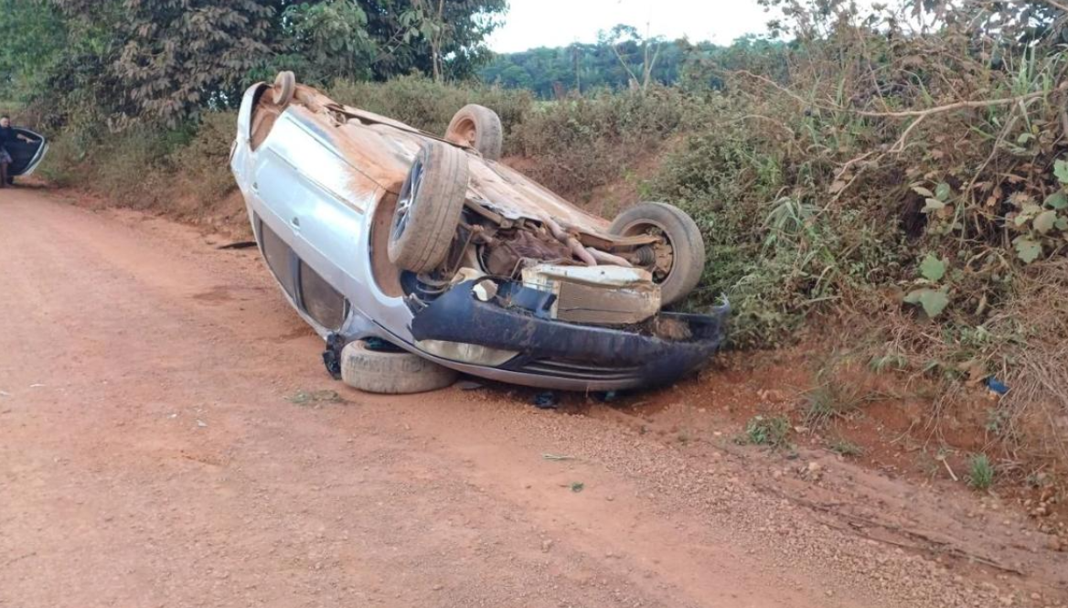 Carro perde roda, capota e assusta motoristas na Estrada da Penal em Porto Velho