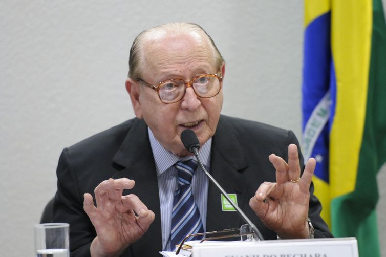 Morre no Rio, aos 97 anos, o escritor e gramático Evanildo Bechara