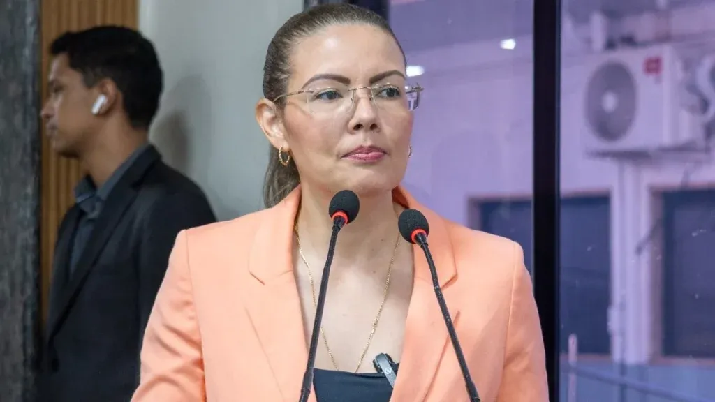 Rua Paraná recebe novo asfalto após solicitação da vereadora Sofia Andrade