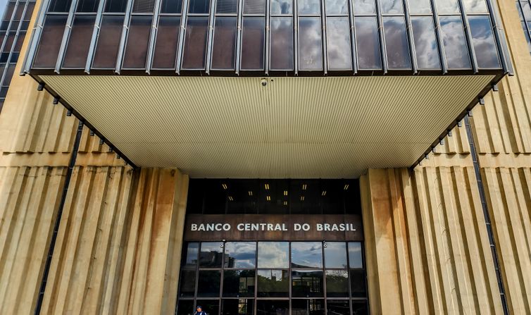 Brasileiros sacaram R$ 360 milhões em valores a receber em abril