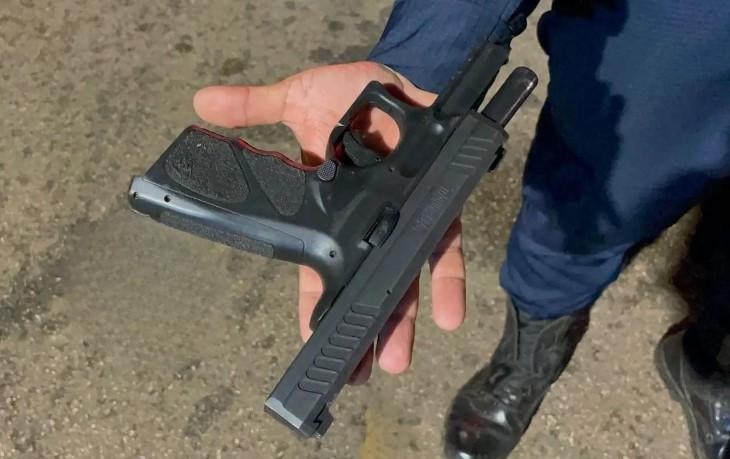 Casa alvejada por tiros de pistola; suspeitos seriam adolescentes