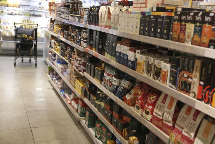 Comércio tem queda de 0,4% em abril, depois de três altas