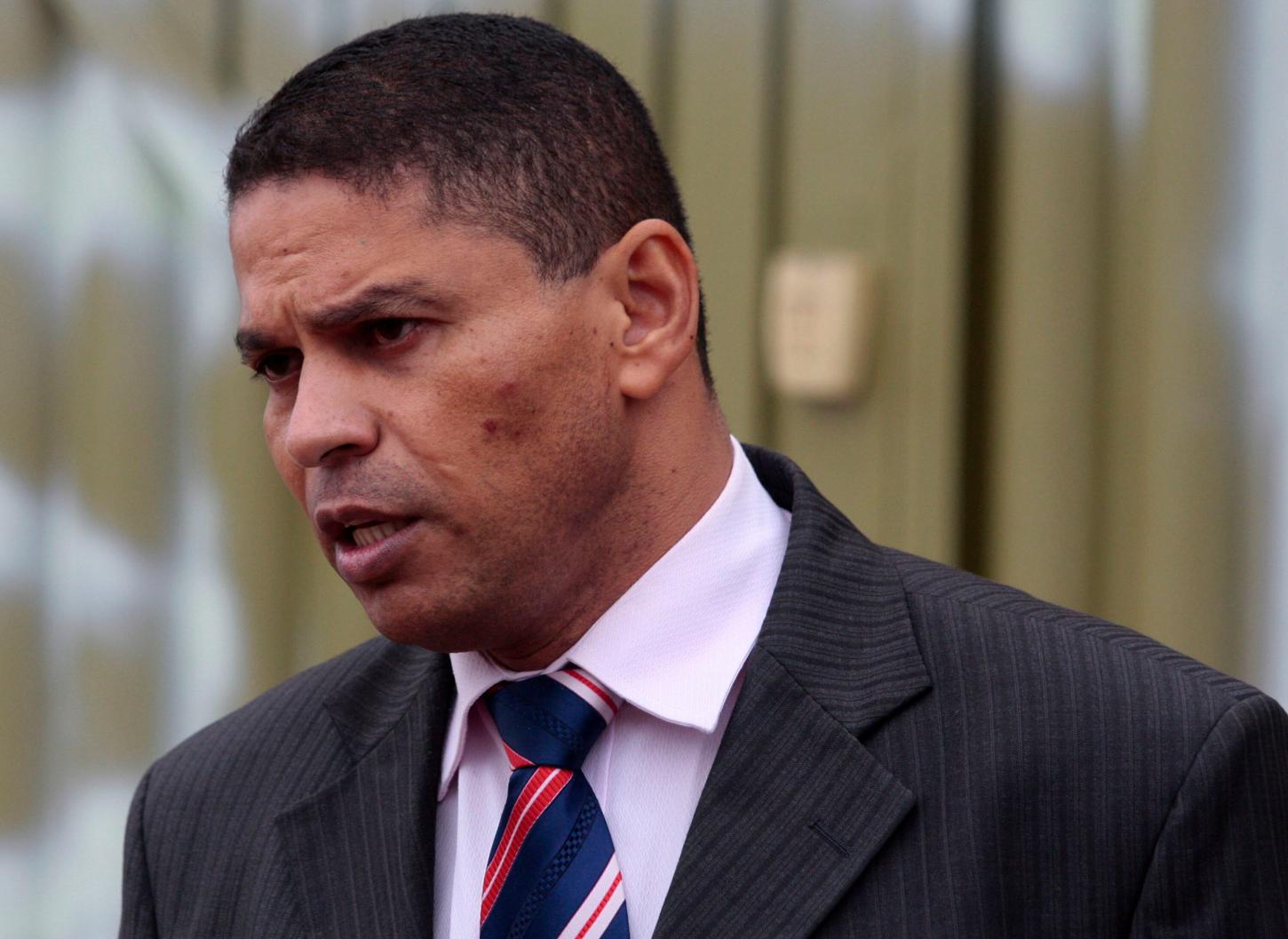 Condenado por femicídio, ex-PM Mizael Bispo move guerra judicial contra críticos no regime aberto