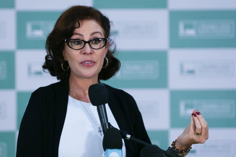 Deputada Carla Zambelli, condenada pelo STF, deixa o Brasil
