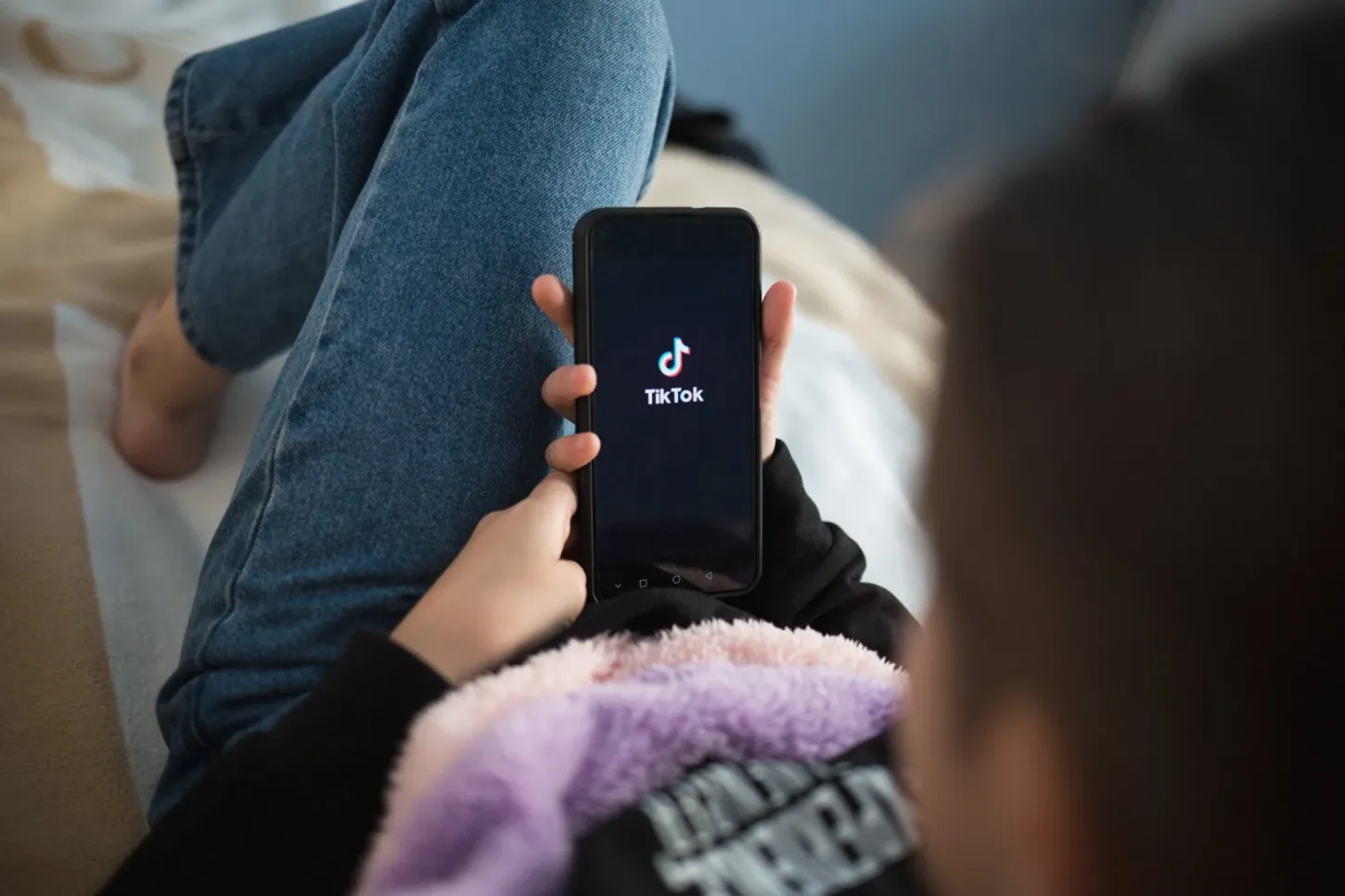Desafio “Blackout” nas redes sociais alerta pais: brincadeira mortal ameaça jovens