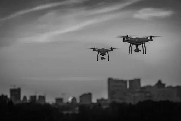 Drones usados por traficantes causam caos em Guarulhos e paralisam pousos e decolagens