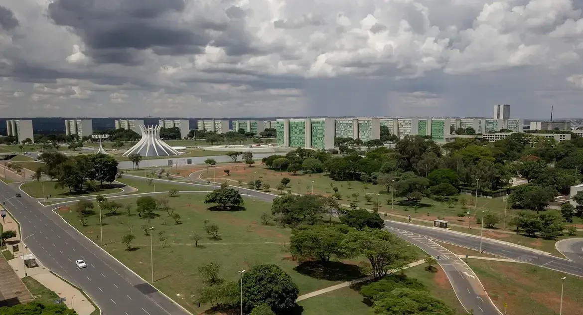 Lula sanciona lei que reestrutura carreiras do funcionalismo federal e garante reajustes salariais em 2025 e 2026