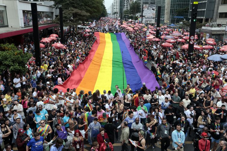 Parada LGBT+ de SP discute o envelhecimento em meio à festa e reflexão