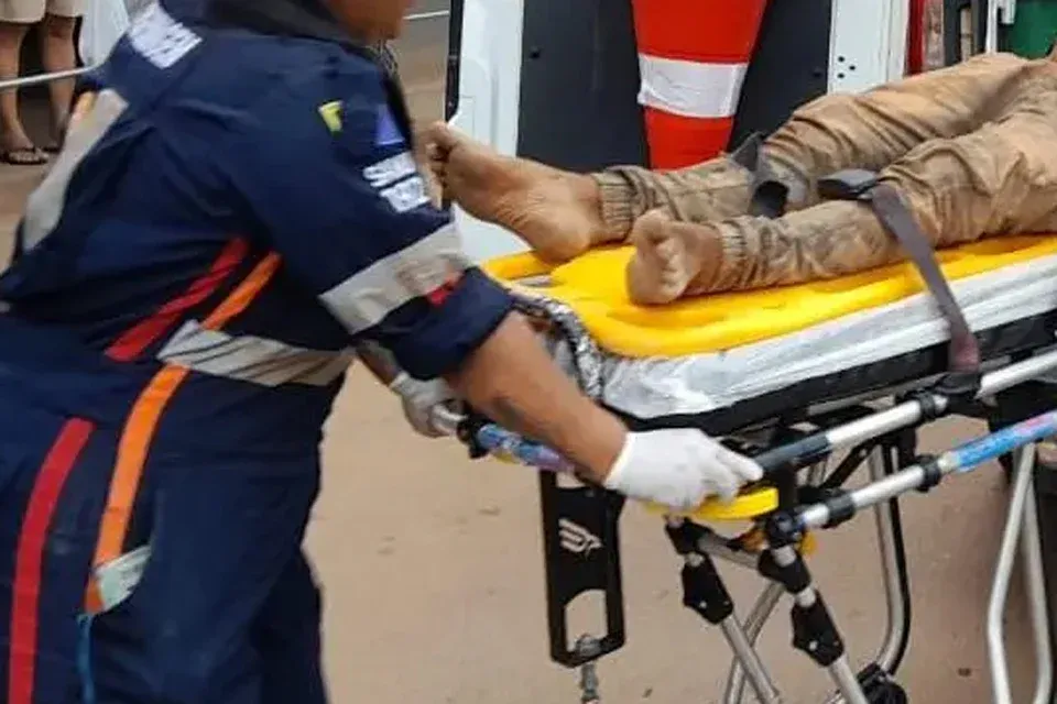 Pedreiro é atacado com socos, chutes e pauladas durante confusão em bar