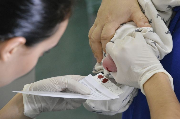 Saúde aumenta em 30% recursos para programa do teste do pezinho 