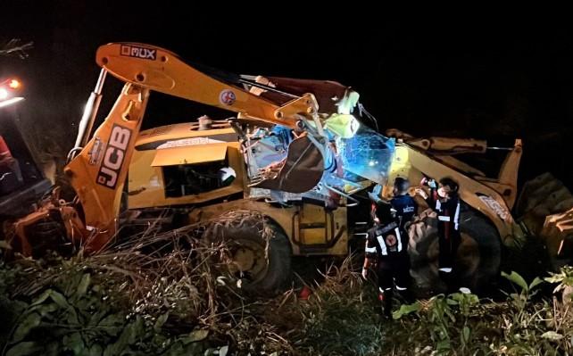 Trabalhador morre prensado após capotamento de escavadeira na BR-364, em Porto Velho