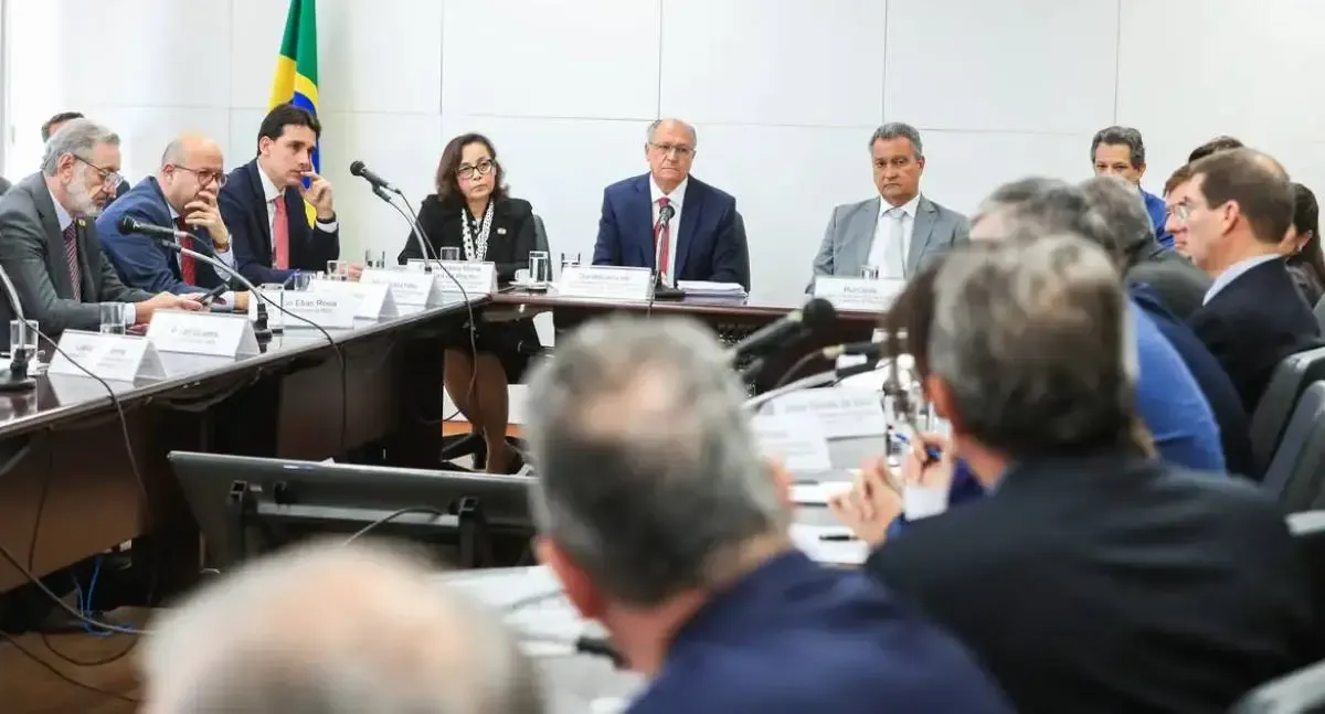 Governo brasileiro busca diálogo com EUA e apoio de empresários contra taxação