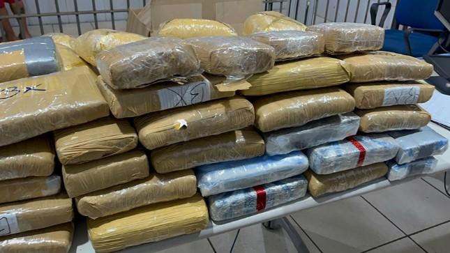 Homem é preso em Porto Velho com 80 kg de skunk e 48 mil maços de cigarro contrabandeado