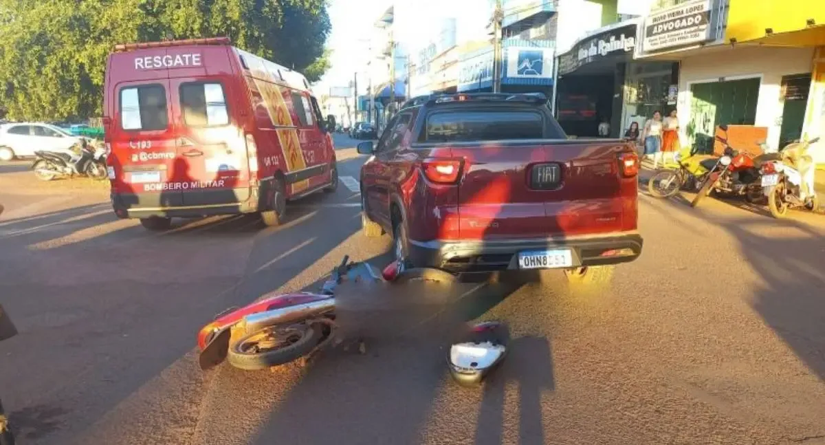 Motociclista fica ferido em colisão traseira no Centro de Rolim de Moura
