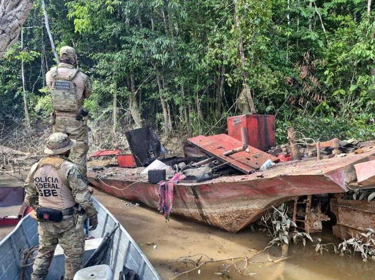 PF, ICMBio e Funai desmantelam garimpo ilegal em leitos de rios da Amazônia