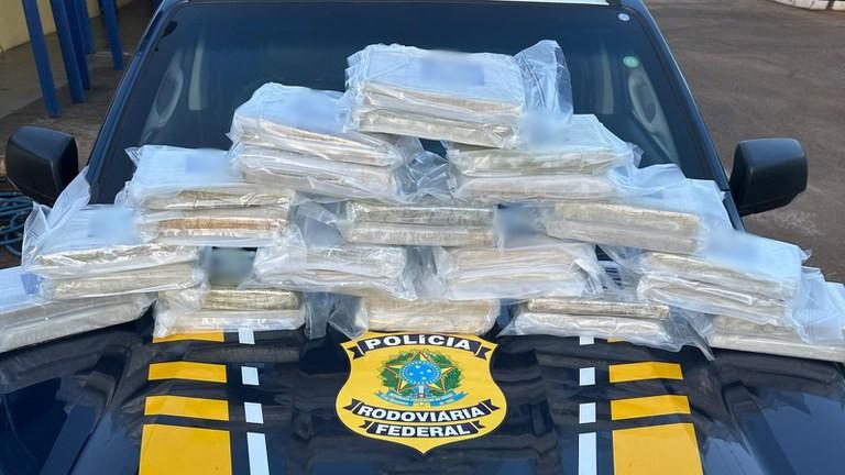 PRF apreende 32,8 kg de maconha em ônibus interestadual em Porto Velho