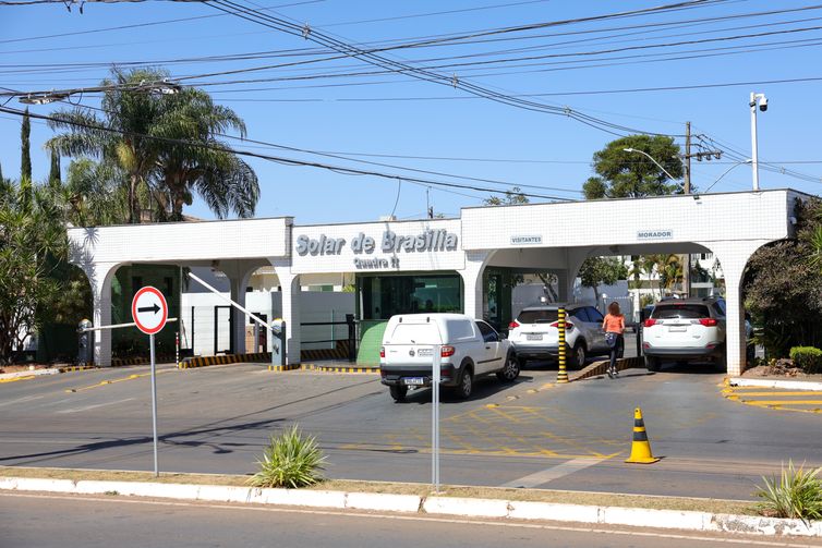 Bolsonaro deixa prisão domiciliar e vai a hospital para exames médicos