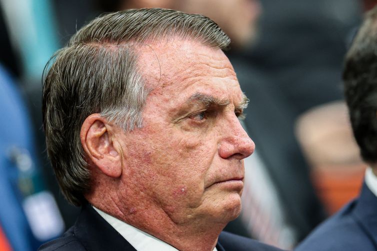 Bolsonaro omitiu transferência de R$ 2 milhões a Michelle, diz PF