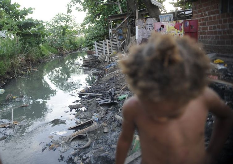 De cada 10 residências no país, 3 não têm esgoto ligado à rede geral