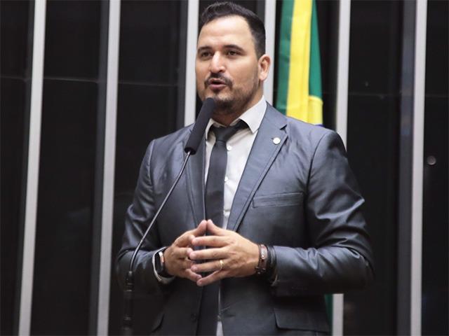 Deputado vira piada nacional após estreia desastrosa na Assembleia