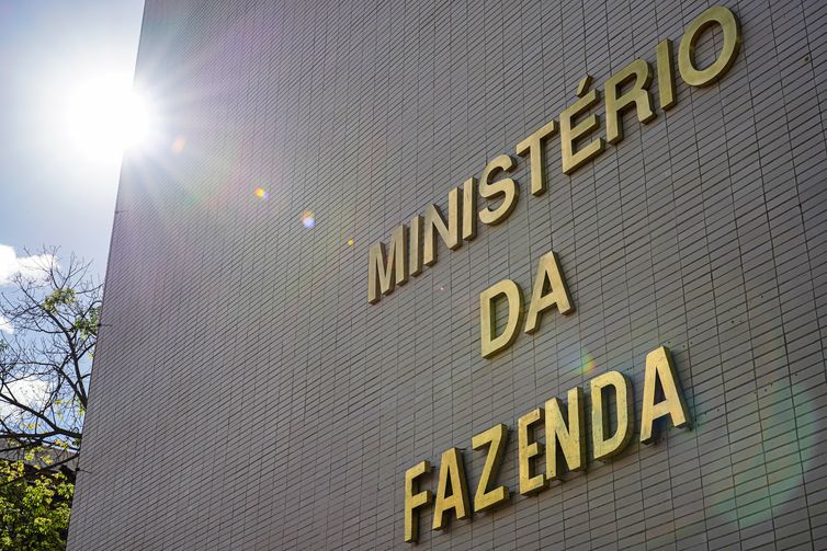Despesas federais poderão crescer até R$ 168 bilhões em 2026
