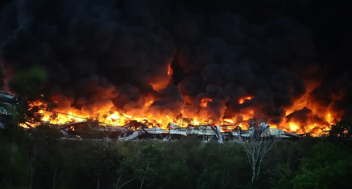 Mais de 200 bombeiros estiveram na linha de frente para conter o que o Amazonas aponta como o maior incêndio da história de Manaus