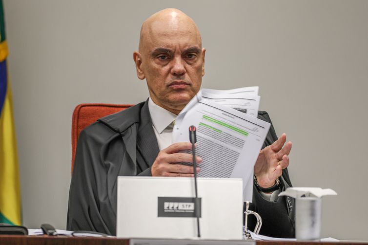Moraes esclarece decisão que suspende processos sobre dados do Coaf 